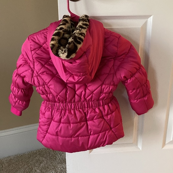 Girls coat pink and hardly used, super comfy. Hoodie. Size 4/5 - Picture 3 of 17